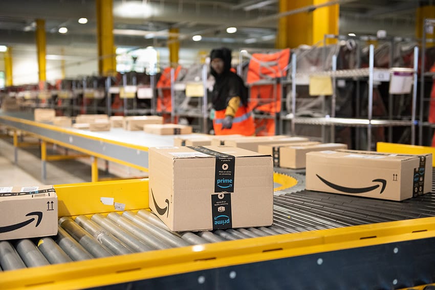 Artigo sobre estoque obsoleto para o E-commerce. Imagem com caixas da Amazon em um centro logístico